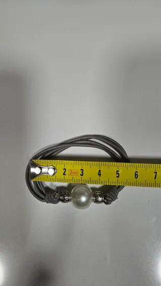 Pulseras con perla y detalles plateados
