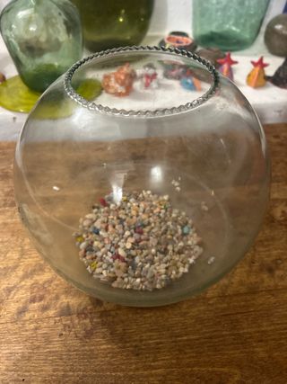 Pecera redonda con piedras de colores