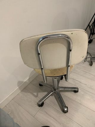 Taburete con ruedas beige y plateado