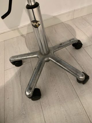 Taburete con ruedas beige y plateado