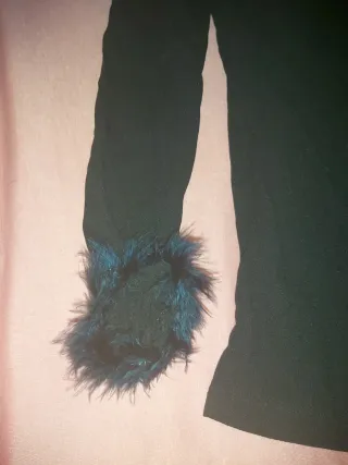 Camiseta negra con plumas