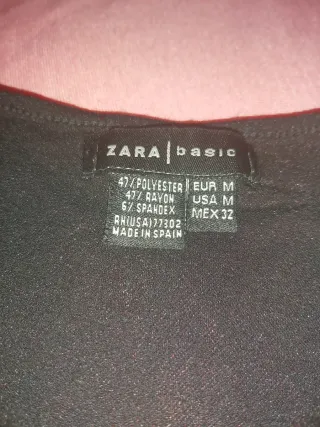 Camiseta negra con plumas