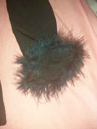 Camiseta negra con plumas