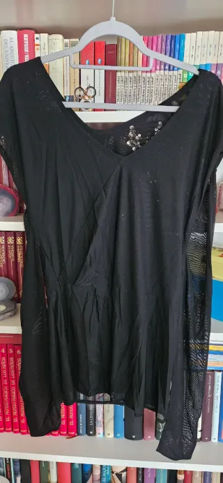 Camisa negra con brilli de Adolfo Domínguez