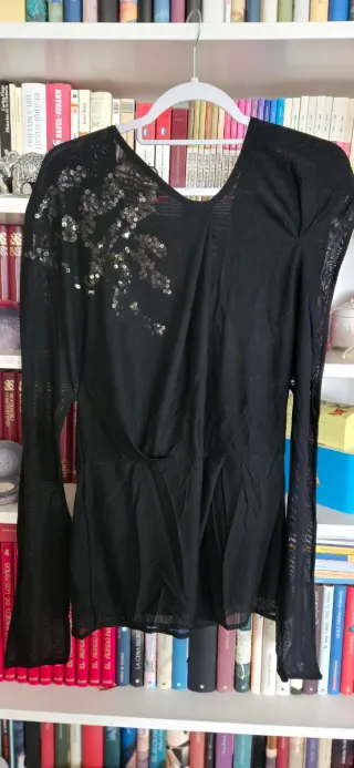 Camisa negra con brilli de Adolfo Domínguez