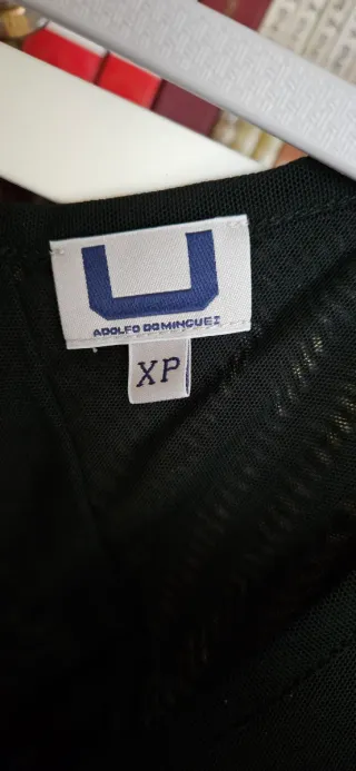 Camisa negra con brilli de Adolfo Domínguez