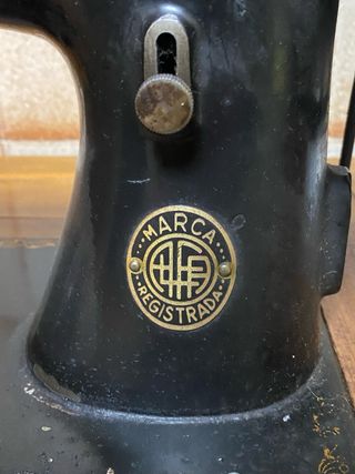 Máquina de coser Alfa antigua