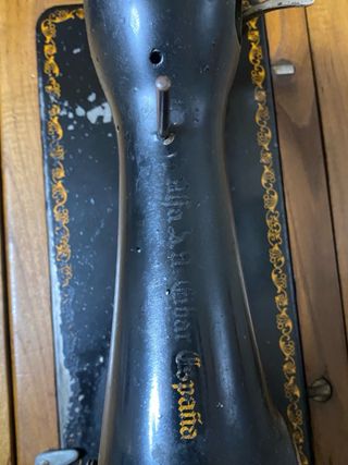 Máquina de coser Alfa antigua