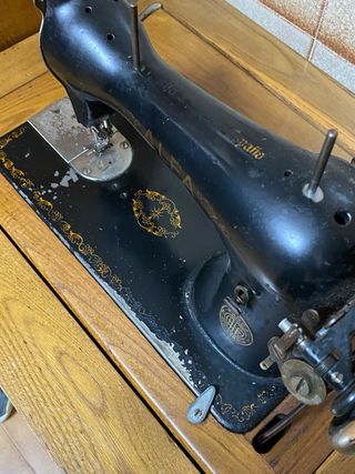 Máquina de coser Alfa antigua
