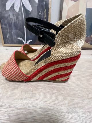 Sandalias cuña Castañer beige y rojo