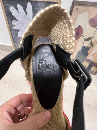 Sandalias cuña Castañer beige y rojo