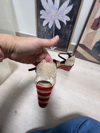 Sandalias cuña Castañer beige y rojo