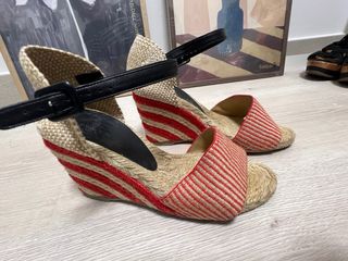 Sandalias cuña Castañer beige y rojo