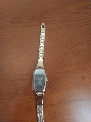 Reloj de pulsera dorado