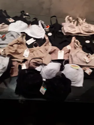 Lote de sujetadores beige y negro y blanco