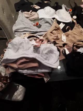 Lote de sujetadores beige y negro y blanco