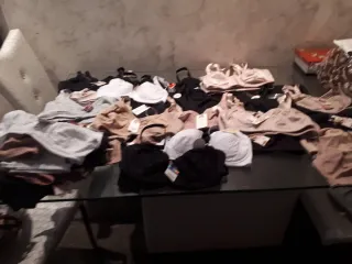 Lote de sujetadores beige y negro y blanco