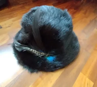 Sombrero de pelo natural con plumas