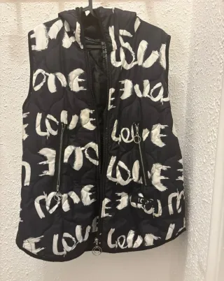 Chaleco acolchado con estampado de letras