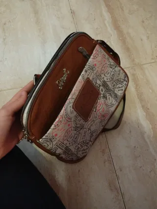 Bolso marrón y negro con diseño