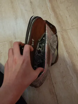 Bolso marrón y negro con diseño