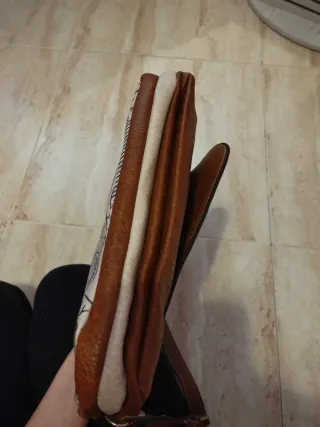 Bolso marrón y negro con diseño