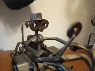 Figura decorativa de moto con piloto