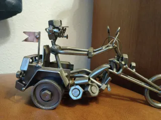 Figura decorativa de moto con piloto