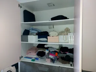 Mueble de habitación con cama plegable.