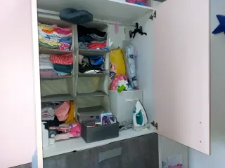 Mueble de habitación con cama plegable.