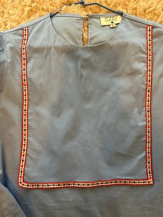 Blusa Coosy babero impecable.