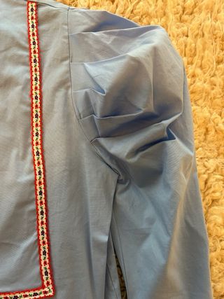 Blusa Coosy babero impecable.