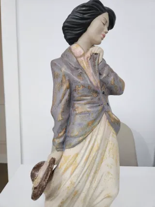 Figura femenina de porcelana