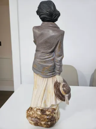 Figura femenina de porcelana