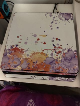 PS4 Negra con Diseño Acuarela