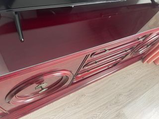 Aparador de salón de madera color vino con cristal