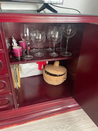 Aparador de salón de madera color vino con cristal