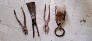 Attrezzi antichi: carrucola e pinza