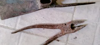 Attrezzi antichi: carrucola e pinza