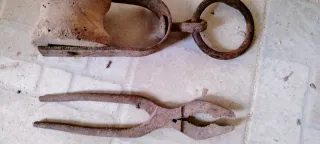 Attrezzi antichi: carrucola e pinza