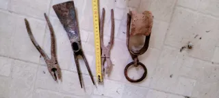 Attrezzi antichi: carrucola e pinza