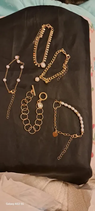 5 Pulseras Doradas con Perlas