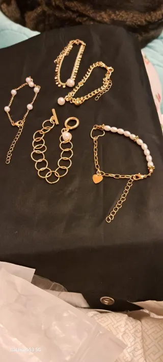 5 Pulseras Doradas con Perlas