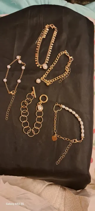 5 Pulseras Doradas con Perlas