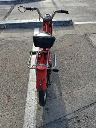 Mobylette Roja Clásica