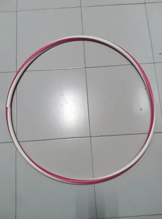 Aro de hula-hoop blanco y rosa