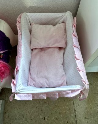 Cuna de muñecas rosa de madera ,súper buen estado