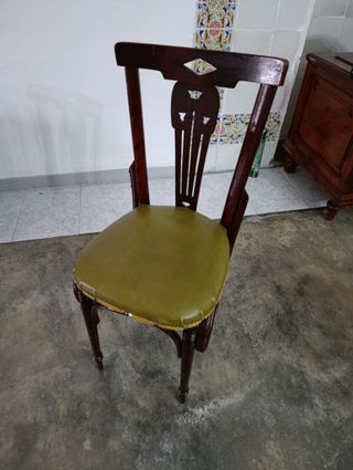 Silla de madera con asiento de piel