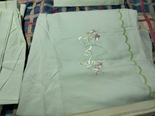 Sábanas verdes con bordado Felicidade