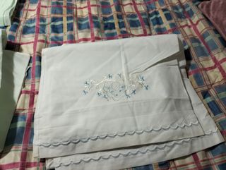 Sábanas verdes con bordado Felicidade